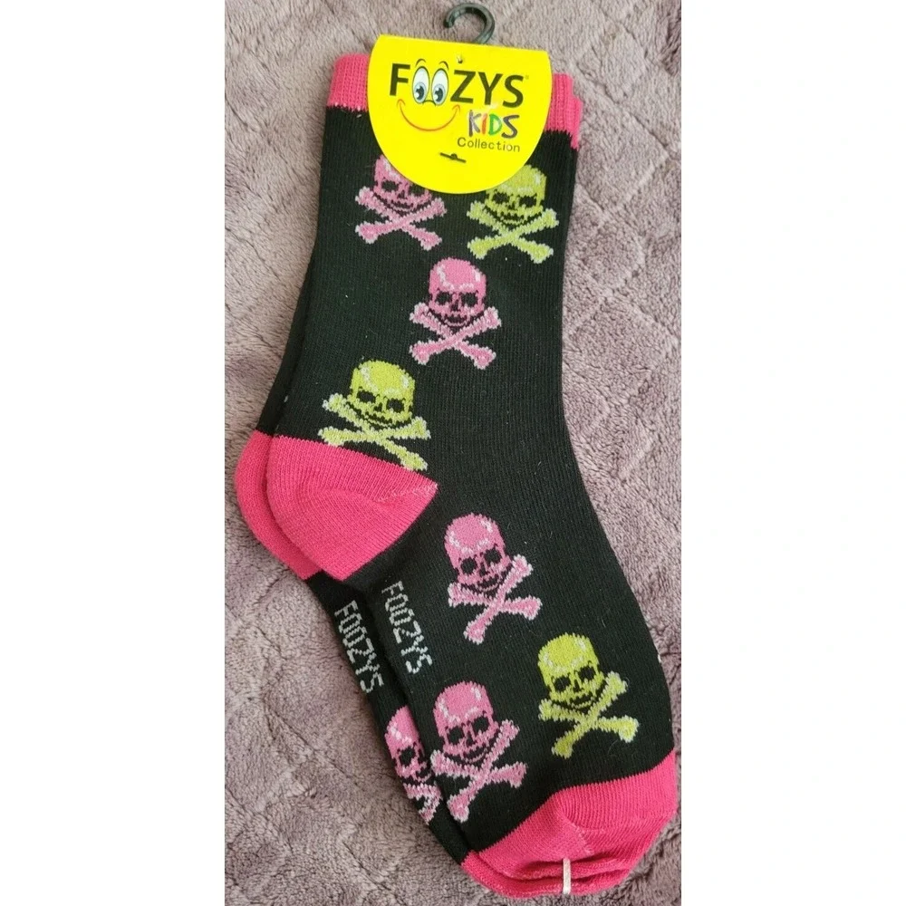 Foozys Kids Socks Crew Skulls and Crossbones Children Size 6-8.5